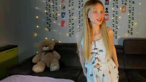 Kira online show from March 18, 2026, 4:54 pm