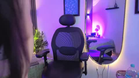 anya online show from December 5, 2025, 7:43 pm