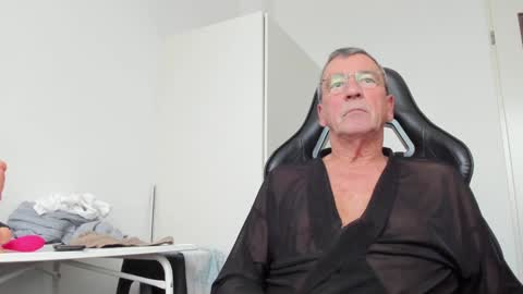 Snapshot of 200gentleman chatting on December 10, 2024, 2:17 pm Henk online show from December 10, 2024, 2:17 pm