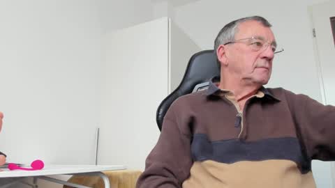 Snapshot of 200gentleman chatting on December 12, 2024, 1:06 pm Henk online show from December 12, 2024, 1:06 pm