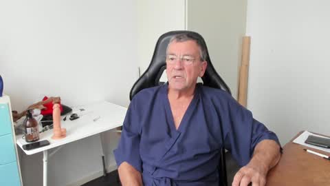 Snapshot of 200gentleman chatting on December 15, 2024, 1:22 pm Henk online show from December 15, 2024, 1:22 pm