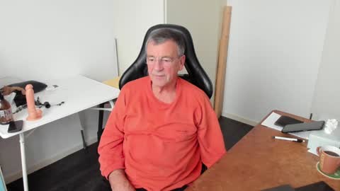 Snapshot of 200gentleman chatting on December 19, 2024, 1:18 pm Henk online show from December 19, 2024, 1:18 pm