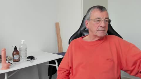 Snapshot of 200gentleman chatting on December 29, 2024, 1:28 pm Henk online show from December 29, 2024, 1:28 pm