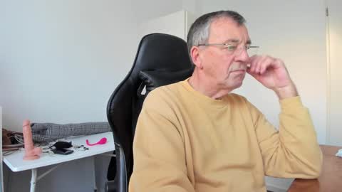 Snapshot of 200gentleman chatting on January 2, 2025, 3:08 pm Henk online show from January 2, 2025, 3:08 pm