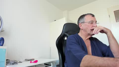 Snapshot of 200gentleman chatting on February 2, 2025, 12:13 pm Henk online show from February 2, 2025, 12:13 pm