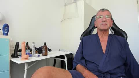 Snapshot of 200gentleman chatting on September 13, 2025, 11:32 am Henk online show from September 13, 2025, 11:32 am