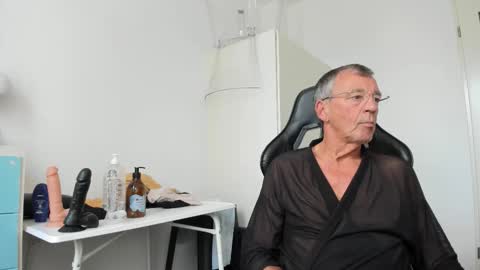 Snapshot of 200gentleman chatting on September 28, 2025, 3:17 pm Henk online show from September 28, 2025, 3:17 pm