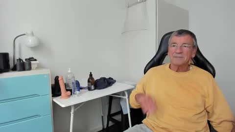 Snapshot of 200gentleman chatting on October 7, 2025, 1:30 pm Henk online show from October 7, 2025, 1:30 pm