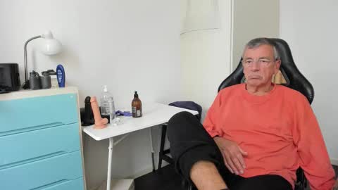 Snapshot of 200gentleman chatting on October 9, 2025, 1:31 pm Henk online show from October 9, 2025, 1:31 pm