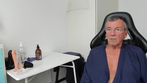 Snapshot of 200gentleman chatting on October 11, 2025, 11:09 am Henk online show from October 11, 2025, 11:09 am