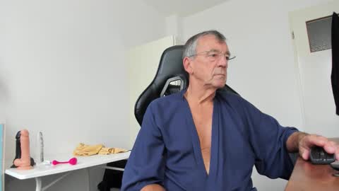 Snapshot of 200gentleman chatting on October 16, 2025, 10:27 am Henk online show from October 16, 2025, 10:27 am