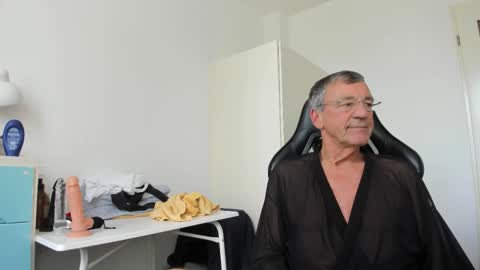 Snapshot of 200gentleman chatting on October 19, 2025, 12:17 pm Henk online show from October 19, 2025, 12:17 pm