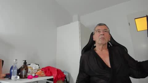 Snapshot of 200gentleman chatting on November 5, 2025, 4:18 pm Henk online show from November 5, 2025, 4:18 pm