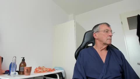 Snapshot of 200gentleman chatting on November 6, 2025, 11:33 am Henk online show from November 6, 2025, 11:33 am