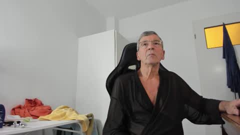 Snapshot of 200gentleman chatting on November 16, 2025, 4:34 pm Henk online show from November 16, 2025, 4:34 pm