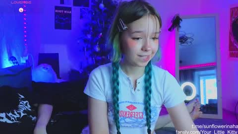 Snapshot of 819sunflowerinahat2016 chatting on January 3, 2025, 6:33 am Cornelia and Dante online show from January 3, 2025, 6:33 am