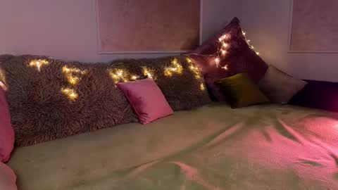 Willow online show from November 12, 2025, 9:47 pm