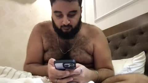 Snapshot of _alan_bear_ chatting on April 7, 2026, 5:57 pm Alan online show from April 7, 2026, 5:57 pm