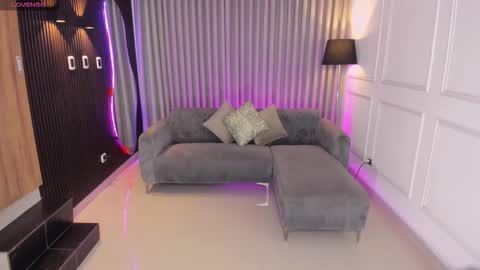 Ana online show from November 18, 2025, 7:29 pm