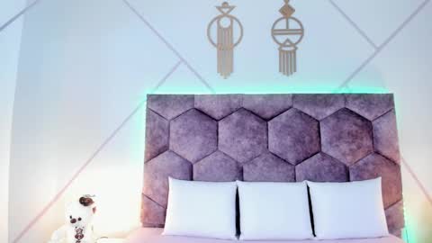 _aurora_collins_ online show from November 22, 2025, 12:26 pm