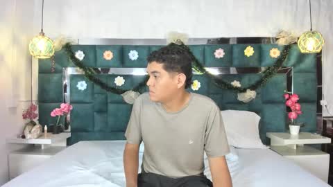 _bonnyandclyde online show from December 16, 2025, 11:37 am