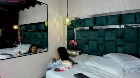 _bonnyandclyde online show from February 12, 2026, 12:22 pm