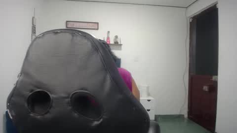 _cristal09 online show from September 13, 2025, 12:05 pm