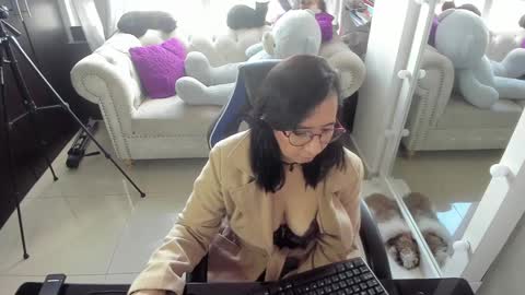 Emma online show from December 17, 2024, 3:06 pm