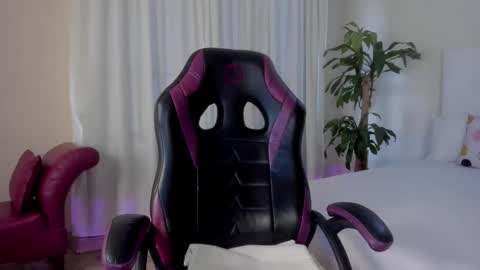 Emma  online show from November 25, 2025, 7:03 pm