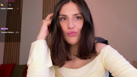 _esmeraldiyaa_ online show from February 9, 2026, 8:46 pm