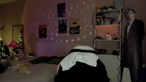 EveEva online show from December 23, 2025, 3:48 am