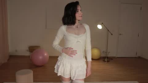 Essie  online show from October 10, 2025, 2:27 pm