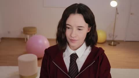 Essie  online show from October 15, 2025, 1:44 pm