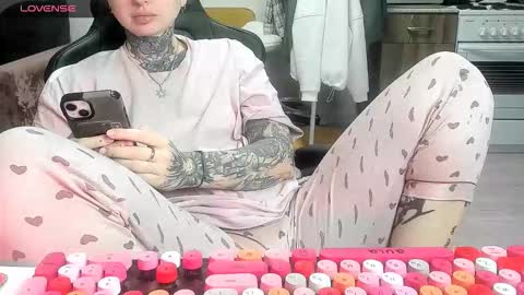 Snapshot of _feralberry__ chatting on February 6, 2026, 8:34 pm Alis online show from February 6, 2026, 8:34 pm