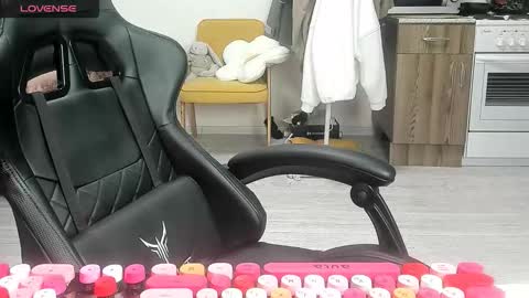 Snapshot of _feralberry__ chatting on February 17, 2026, 7:38 am Alis online show from February 17, 2026, 7:38 am