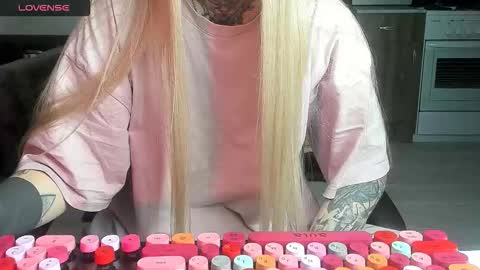 Snapshot of _feralberry__ chatting on February 22, 2026, 2:56 am Alis online show from February 22, 2026, 2:56 am