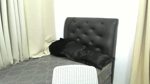 yanie online show from November 30, 2025, 5:17 pm