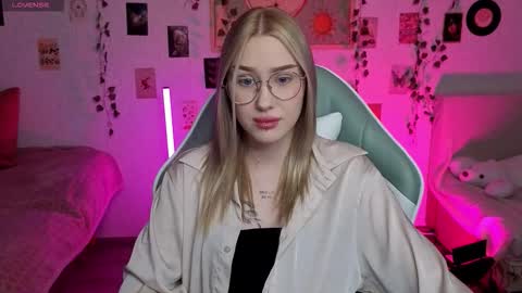 _kitekat_ online show from October 28, 2025, 1:14 pm