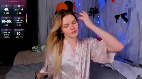 Snapshot of _kittymoore chatting on November 2, 2025, 9:17 pm Kitty - online show from November 2, 2025, 9:17 pm