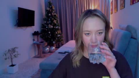 Snapshot of _lalune_ chatting on December 3, 2024, 12:02 am _lalune_ online show from December 3, 2024, 12:02 am