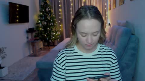 Snapshot of _lalune_ chatting on December 16, 2024, 9:52 pm _lalune_ online show from December 16, 2024, 9:52 pm