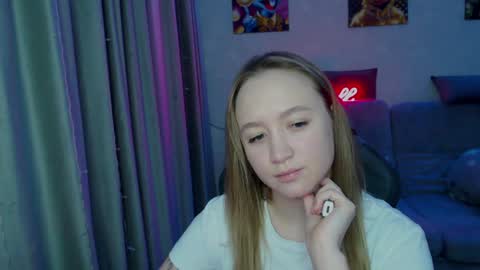 Snapshot of _lalune_ chatting on January 3, 2025, 3:49 am _lalune_ online show from January 3, 2025, 3:49 am