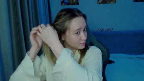 Snapshot of _lalune_ chatting on January 27, 2025, 1:37 am _lalune_ online show from January 27, 2025, 1:37 am