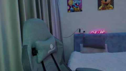 Snapshot of _lalune_ chatting on February 12, 2025, 10:04 pm _lalune_ online show from February 12, 2025, 10:04 pm