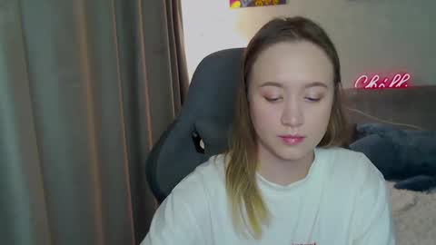 Snapshot of _lalune_ chatting on March 1, 2025, 1:22 am _lalune_ online show from March 1, 2025, 1:22 am