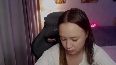 Snapshot of _lalune_ chatting on September 18, 2025, 5:31 am _lalune_ online show from September 18, 2025, 5:31 am