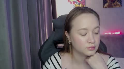 Snapshot of _lalune_ chatting on October 2, 2025, 12:17 am _lalune_ online show from October 2, 2025, 12:17 am