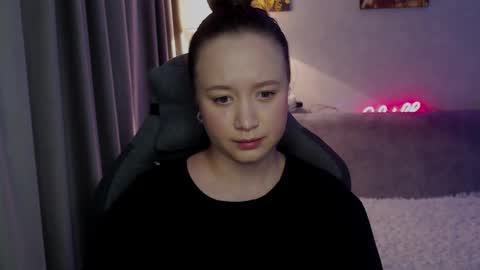 Snapshot of _lalune_ chatting on October 10, 2025, 8:35 am _lalune_ online show from October 10, 2025, 8:35 am