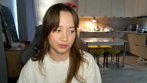 _lalune_ online show from April 10, 2026, 7:24 am