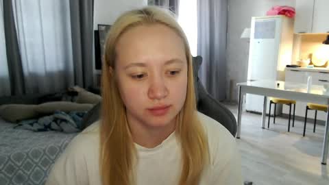 _lalune_ online show from May 26, 2026, 8:43 am